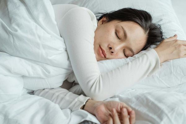 Сон на какой стороне уменьшает храп и изжогу: ответ неврологов