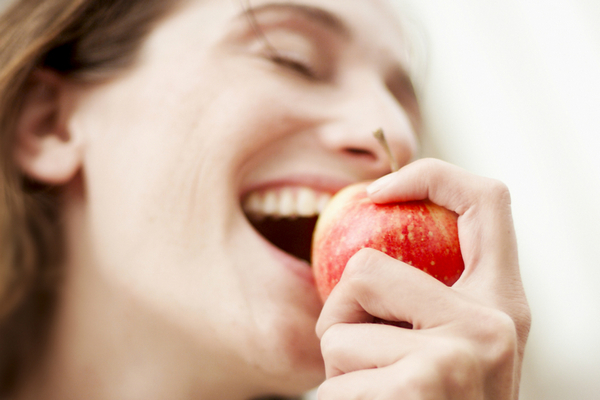 Правда ли, что зубы можно отлично почистить яблоком.
