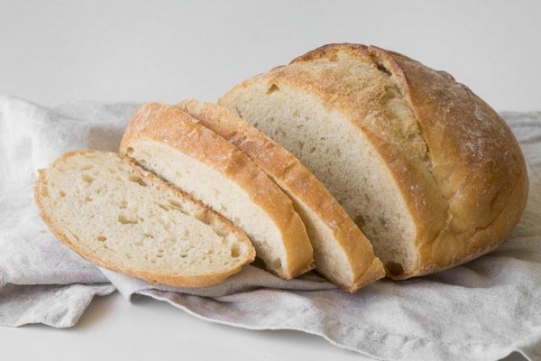 Зачем класть лук в хлебницу: лайфхак, который избавит надоевшую проблему