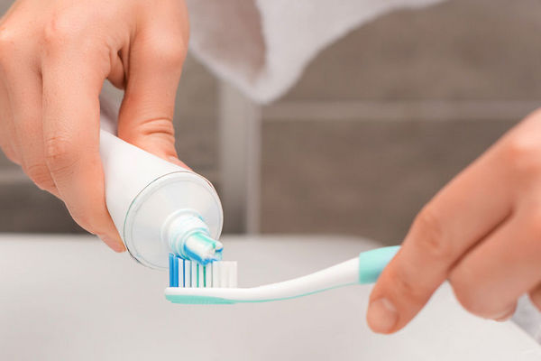 Стоматологи рассказали об опасностях зубной пасты с фтором