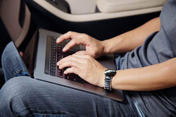 Вредно ли держать работающий ноутбук на коленях, рассказали эксперты