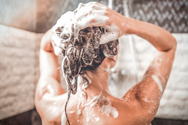 Наиболее подходящая температура воды для мытья волос, по мнению экспертов