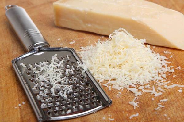 Как быстро и легко натереть сыр: лайфхак опытных кулинаров