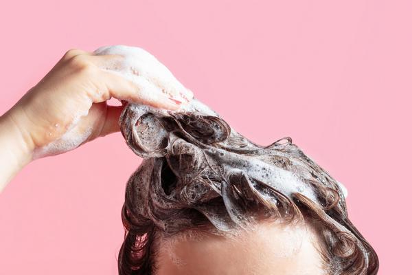 Один или два: сколько на самом деле раз нужно намыливать голову, чтобы очистить волосы