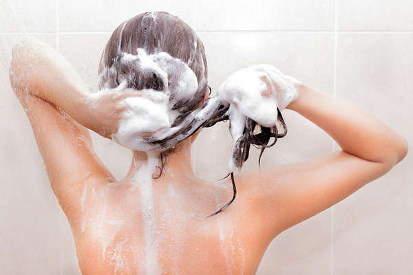 Трихологи рассказали, зачем 1 раз в месяц нужно купать волосы в кофе и в молоке