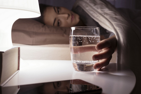 Насколько вредно пить воду, стоявшую у постели в течение ночи