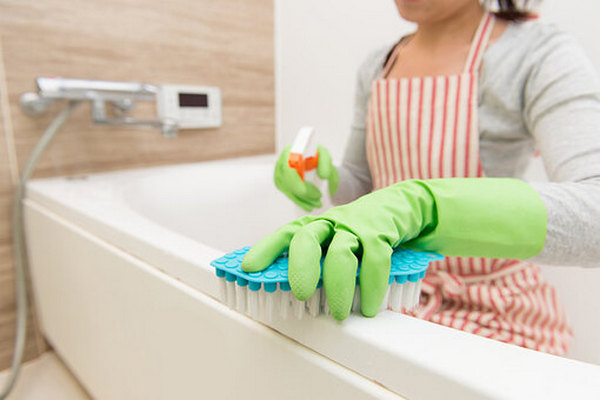 Метод «три ложки» поможет очистить налет в унитазе, черные сковородки и духовку — будет сверкать весь дом