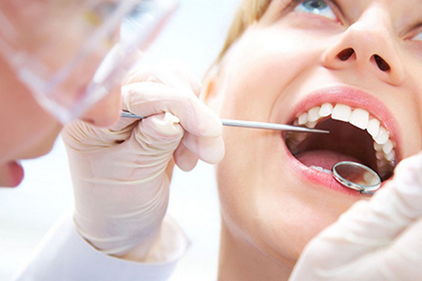 Стоматологи рассказали, какие привычки вызывают образование зубного камня