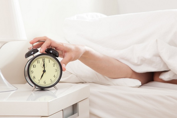 Почему вредно вставать за будильником и как можно снизить этот вред