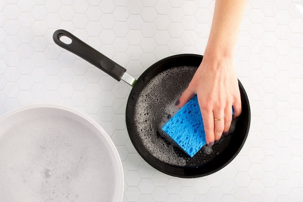 Как очистить тефлоновую сковороду от нагара внутри с помощью газировки