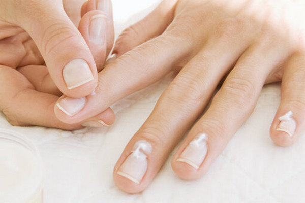 Как защитить руки и ногти во время уборки: советы, которые помогут женщинам