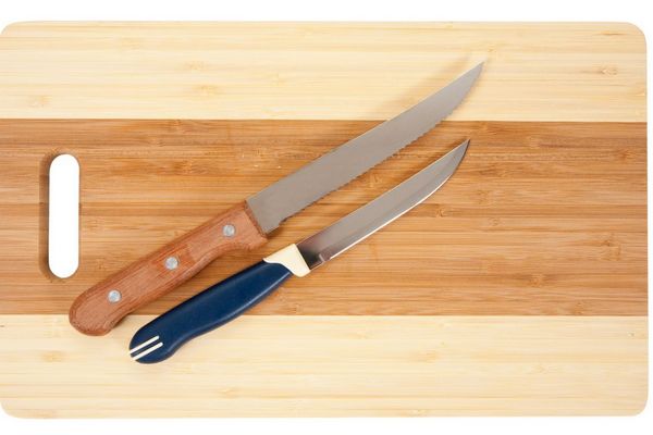 Способ спасти ржавый нож, применяя его по назначению – режьте этот овощ