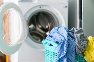 Из-за чего свежевыстиранное белье может неприятно пахнуть и способы решения этой проблемы
