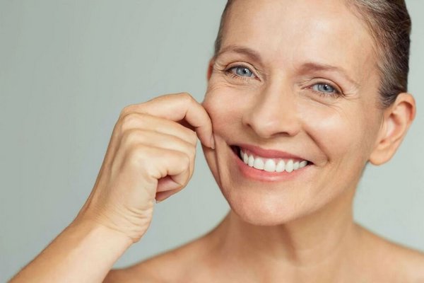 Косметологи рассказали, какие простые способы помогут подтянуть дряблую кожу.