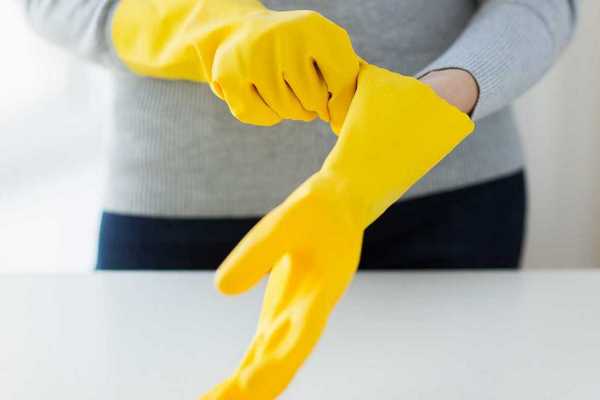Опытные домохозяйки рассказали, зачем подвертывать резиновые перчатки во время уборки.