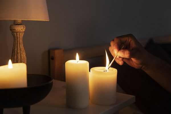 «Обычная свеча будет гореть в 100 раз дольше»: Простой, но очень эффективный способ увеличить горение свечи