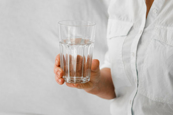 Диетологи объяснили возможную опасность чистой воды для здоровья