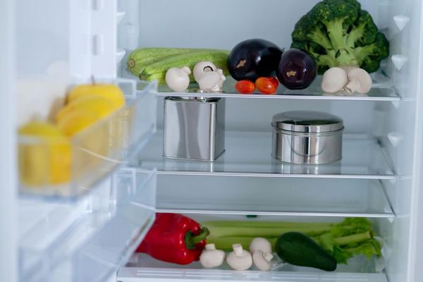 «Теряют свои вкусовые качества и пользу»: Овощи и фрукты, которые нельзя хранить в холодильнике