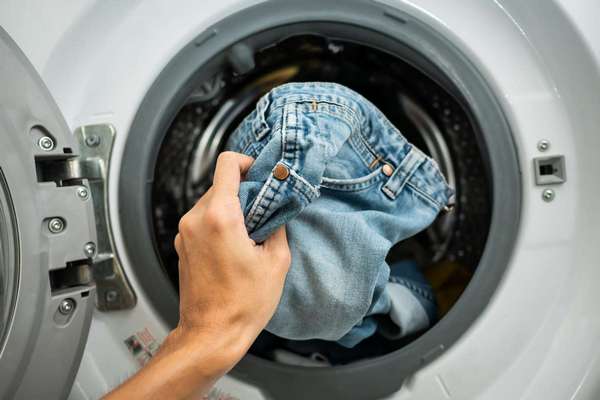 Как уберечь джинсы от выцветания в стиральной машинке: основные советы