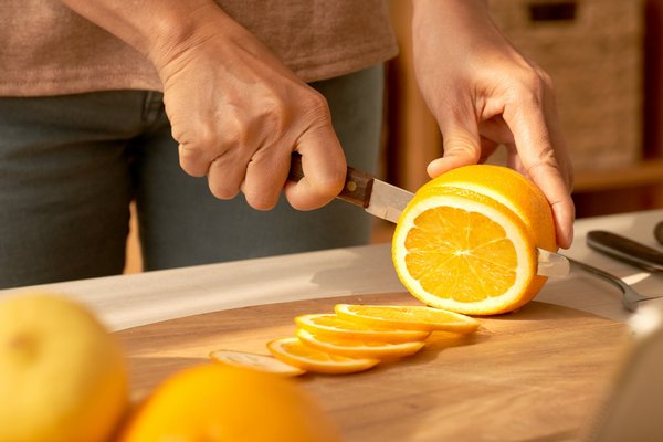 Как обычные апельсины помогут освежить тряпки для уборки.