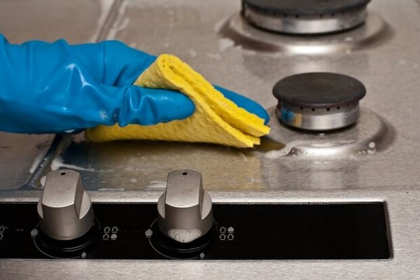 Очистить краны и духовку и другие нетрадиционные способы применения пены для бритья.