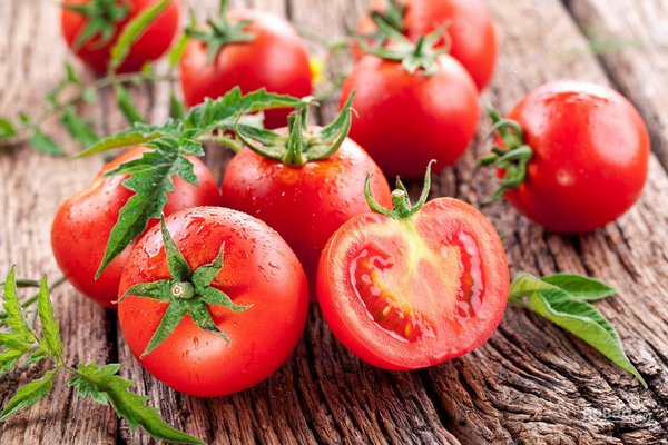 Нужно ли снимать шкурку с томатов, если организм ее не переваривает