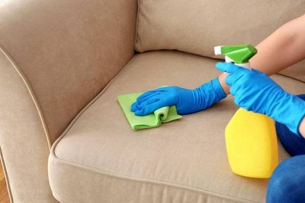 Мука против жирных пятен: простой и эффективный способ очистки мягкой мебели