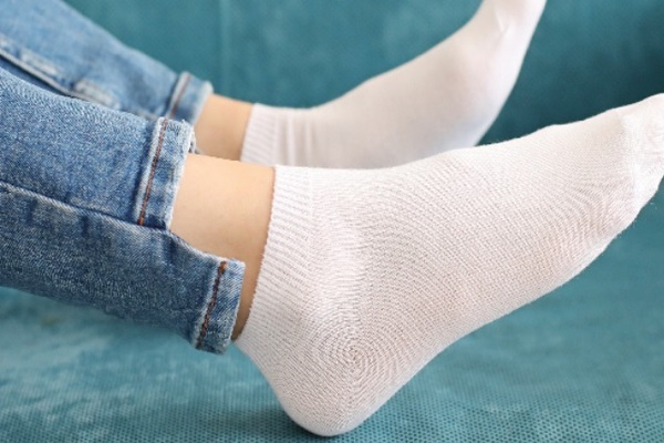 Белые носки являются неотъемлемой частью элегантного и чистоплотного образа. Однако со временем они неизбежно теряют свой первозданный вид, становясь серыми и потрепанными .