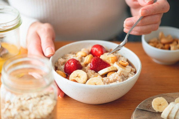 Горячий или холодный: какой завтрак полезно есть утром летом