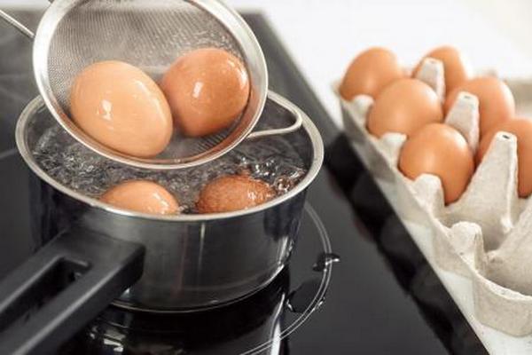 Почему яйца нельзя варить слишком долго? Что с ними произойдет?