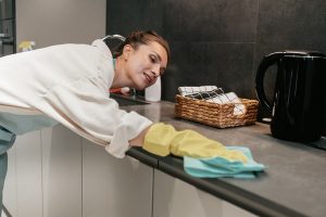 Химики рассказали, какие опасные бактерии распространяют кухонные тряпки.