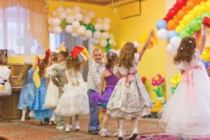 Подарки и конкурсы на выпускной в детском саду: что можно придумать