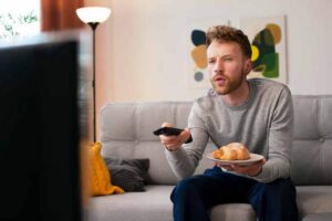 Как смотреть телевизор и не испортить зрение: советы экспертов